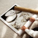 affiche de coupes de champagne empilees avec des bulles sur fond noir enroule.webp