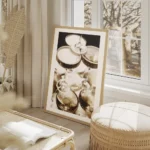 affiche de coupes de champagne empilees avec des bulles sur fond noir salon beige.webp