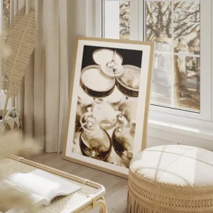 affiche de coupes de champagne empilees avec des bulles sur fond noir salon beige.webp