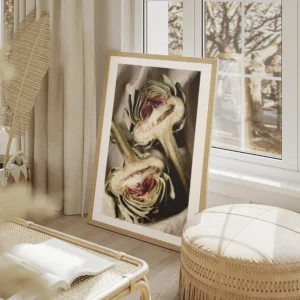 affiche de cuisine avec deux artichauts tendres coupes en deux sur un tissu en l salon beige.webp