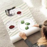 affiche de cuisine avec deux verres de vin rouge une bouteille et une assiette d au sol.webp