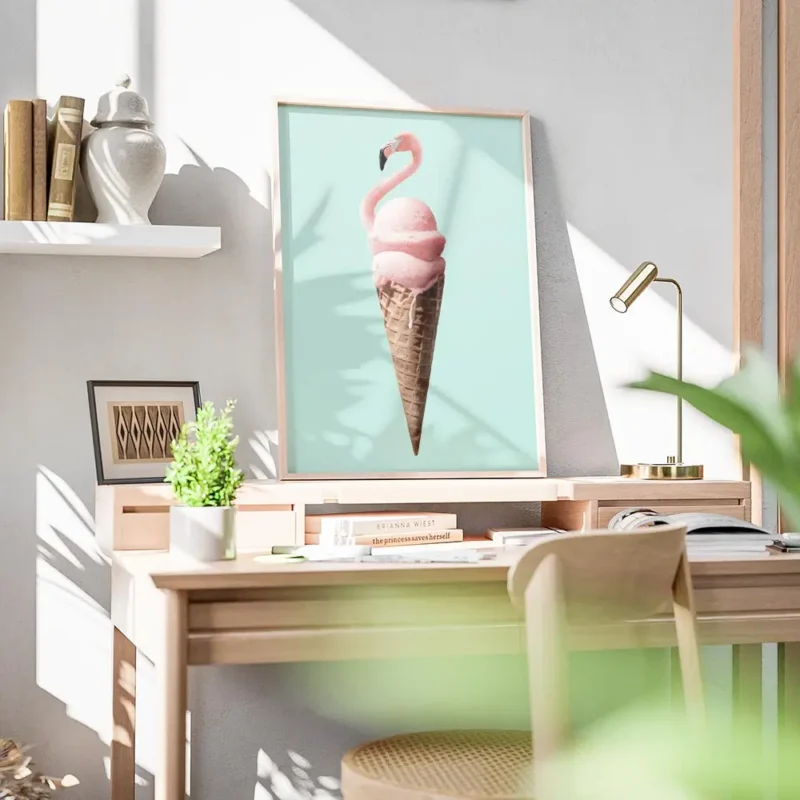 affiche de cuisine moderne avec une glace rose en forme de flamant rose sur un c bureau.webp