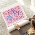 affiche de danseuses abstraites aux couleurs vibrantes sur fond floral rose au sol.webp