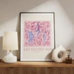 affiche de danseuses abstraites aux couleurs vibrantes sur fond floral rose meuble.webp