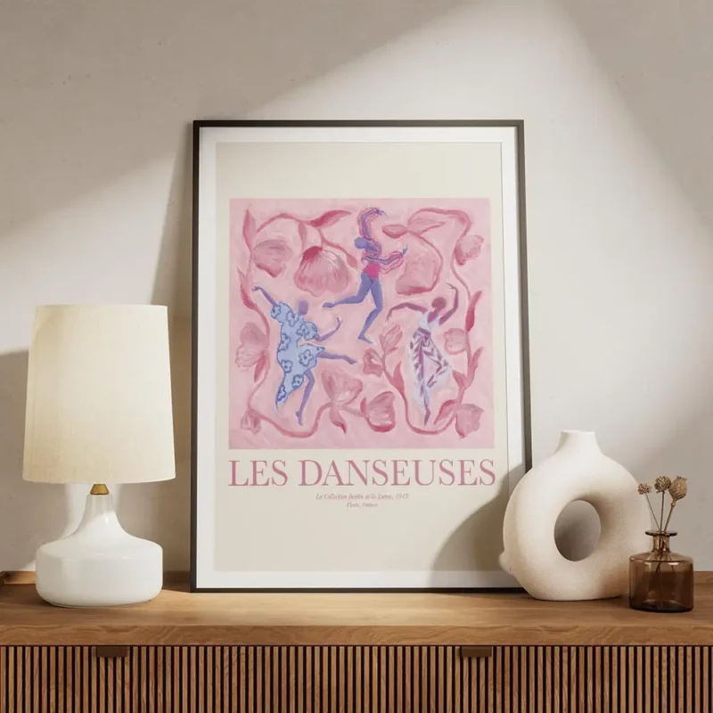 affiche de danseuses abstraites aux couleurs vibrantes sur fond floral rose meuble.webp