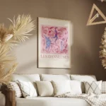 affiche de danseuses abstraites aux couleurs vibrantes sur fond floral rose salon.webp