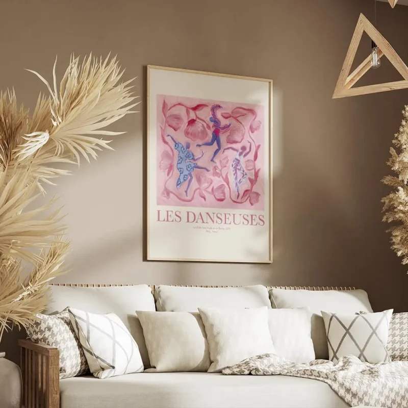 affiche de danseuses abstraites aux couleurs vibrantes sur fond floral rose salon.webp