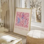 affiche de danseuses abstraites aux couleurs vibrantes sur fond floral rose salon beige.webp