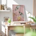 affiche de deux bouteilles de martini versant dans deux verres tenus par des mai bureau.webp