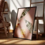 affiche de deux bouteilles de martini versant dans deux verres tenus par des mai encadre.webp