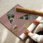 affiche de deux bouteilles de martini versant dans deux verres tenus par des mai enroule.webp