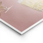 affiche de deux bouteilles de martini versant dans deux verres tenus par des mai lightpanel.webp