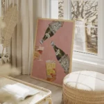 affiche de deux bouteilles de martini versant dans deux verres tenus par des mai salon beige.webp