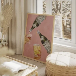affiche de deux bouteilles de martini versant dans deux verres tenus par des mai salon beige.webp