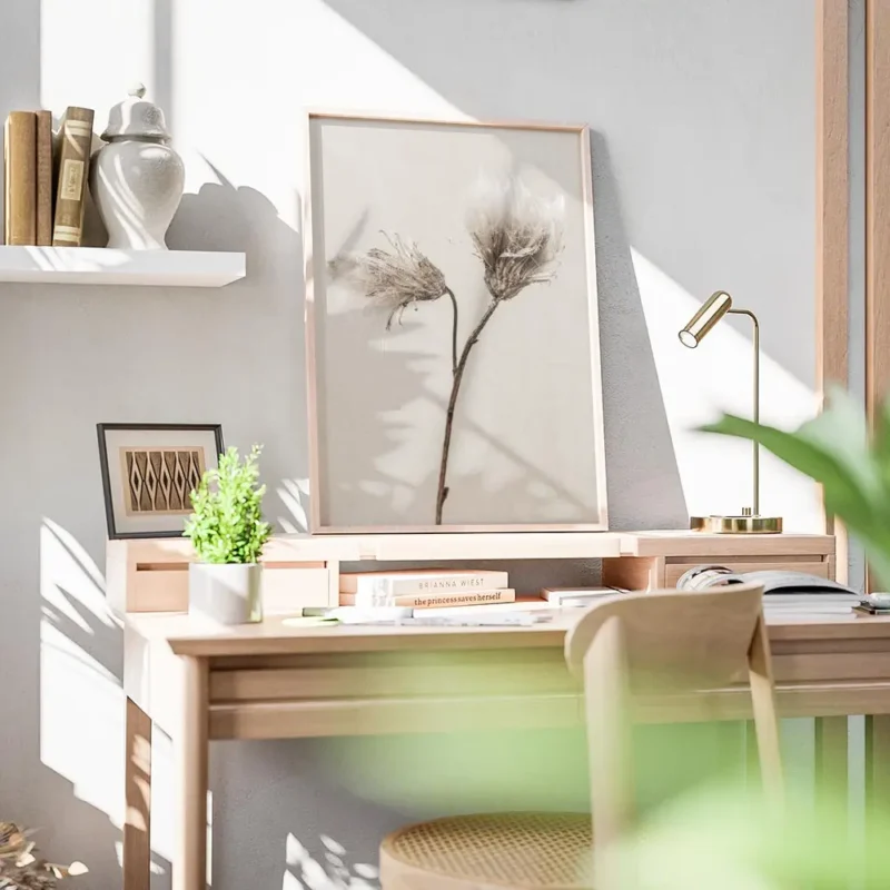 affiche de deux chardons seches aux couleurs beige et marron sur un fond texture bureau.webp