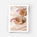 affiche de deux cocktails champagne rose dans des verres en cristal avec tranche.webp