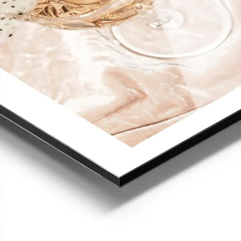 affiche de deux cocktails champagne rose dans des verres en cristal avec tranche aluminium.webp