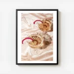 affiche de deux cocktails champagne rose dans des verres en cristal avec tranche avec cadre.webp