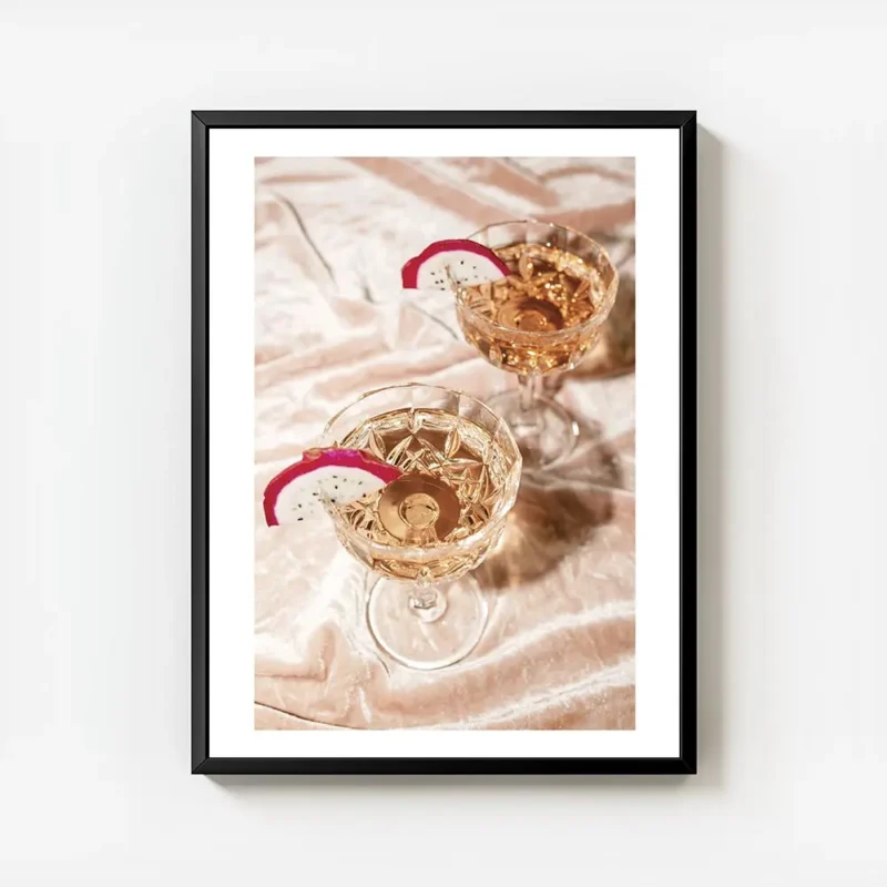affiche de deux cocktails champagne rose dans des verres en cristal avec tranche avec cadre.webp