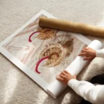 affiche de deux cocktails champagne rose dans des verres en cristal avec tranche enroule.webp