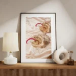 affiche de deux cocktails champagne rose dans des verres en cristal avec tranche meuble.webp