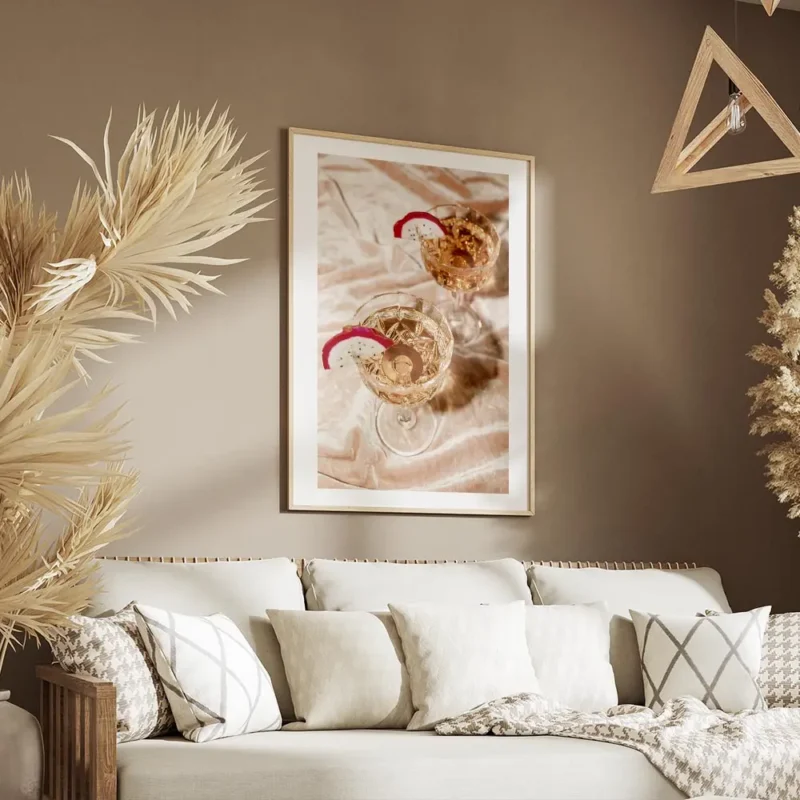 affiche de deux cocktails champagne rose dans des verres en cristal avec tranche salon.webp