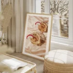 affiche de deux cocktails champagne rose dans des verres en cristal avec tranche salon beige.webp