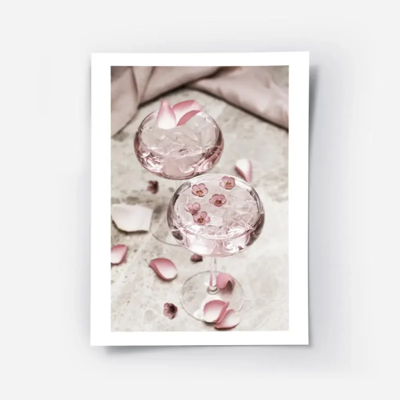 affiche de deux cocktails roses avec glacons decores de petales et petites fleur.webp