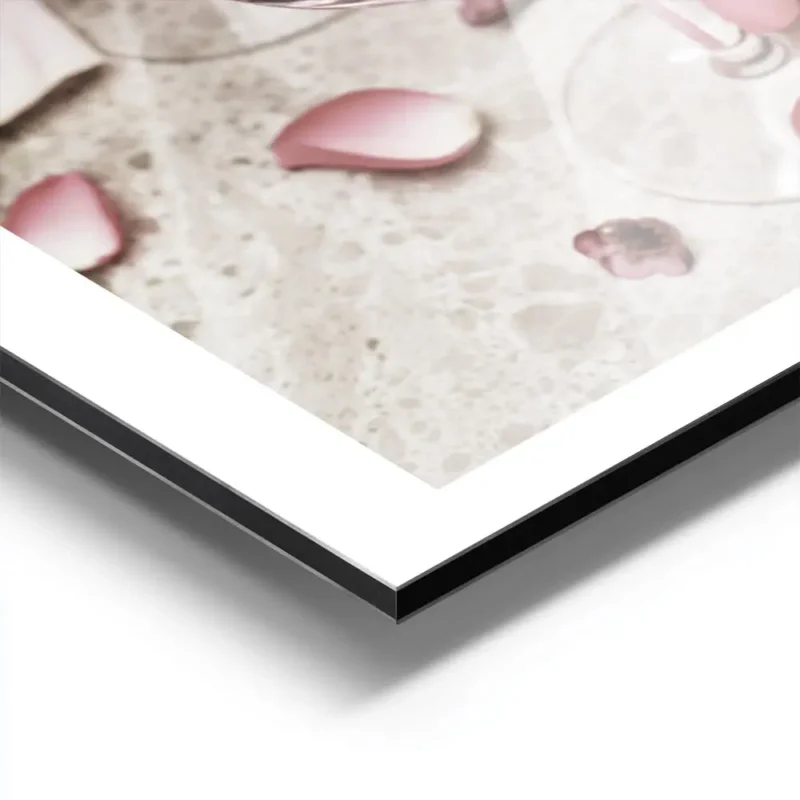 affiche de deux cocktails roses avec glacons decores de petales et petites fleur aluminium.webp