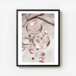 affiche de deux cocktails roses avec glacons decores de petales et petites fleur avec cadre.webp