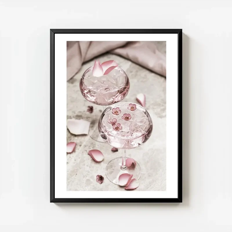 affiche de deux cocktails roses avec glacons decores de petales et petites fleur avec cadre.webp
