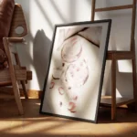 affiche de deux cocktails roses avec glacons decores de petales et petites fleur encadre.webp