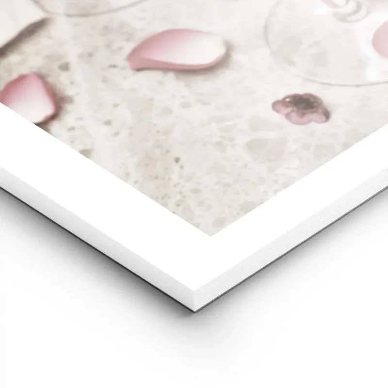 affiche de deux cocktails roses avec glacons decores de petales et petites fleur lightpanel.webp