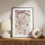 affiche de deux cocktails roses avec glacons decores de petales et petites fleur meuble.webp