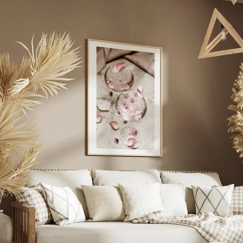 affiche de deux cocktails roses avec glacons decores de petales et petites fleur salon.webp