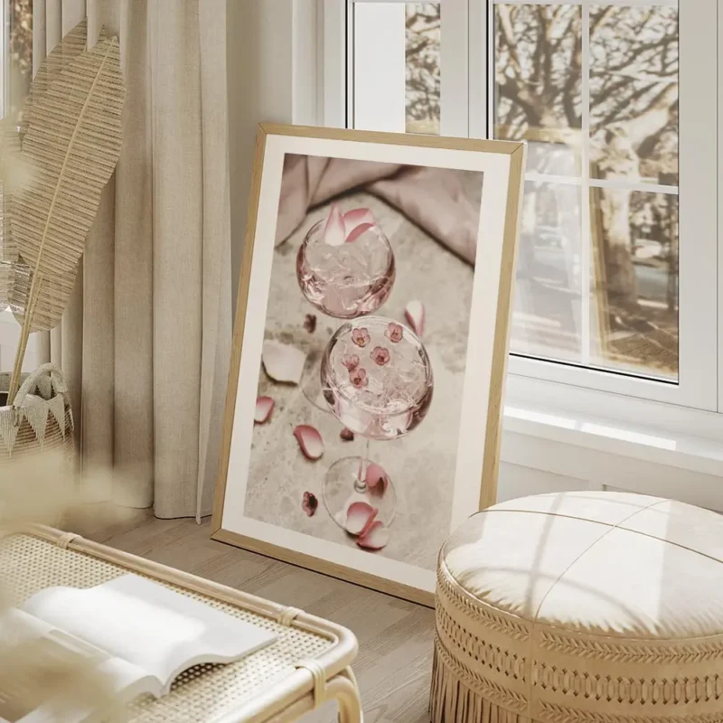 affiche de deux cocktails roses avec glacons decores de petales et petites fleur salon beige.webp