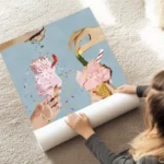 affiche de deux cornets de glace rose avec piment et cornichon des mains ajouten au sol.webp