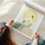 affiche de deux cygnes stylises en beige et vert avec un soleil jaune sur fond g en rouleau.webp