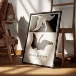 affiche de deux cygnes un blanc et un noir se faisant face sur fond bicolore encadre.webp