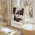 affiche de deux cygnes un blanc et un noir se faisant face sur fond bicolore salon beige.webp