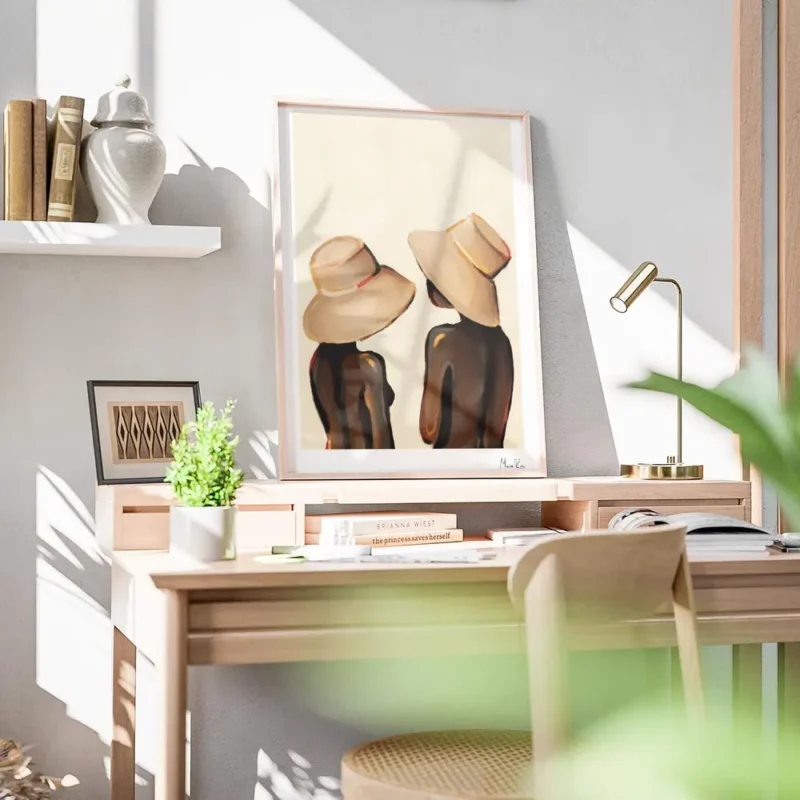 affiche de deux femmes aux chapeaux abstraits sur fond beige bureau.webp