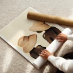 affiche de deux femmes aux chapeaux abstraits sur fond beige enroule.webp
