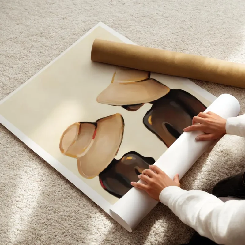 affiche de deux femmes aux chapeaux abstraits sur fond beige enroule.webp