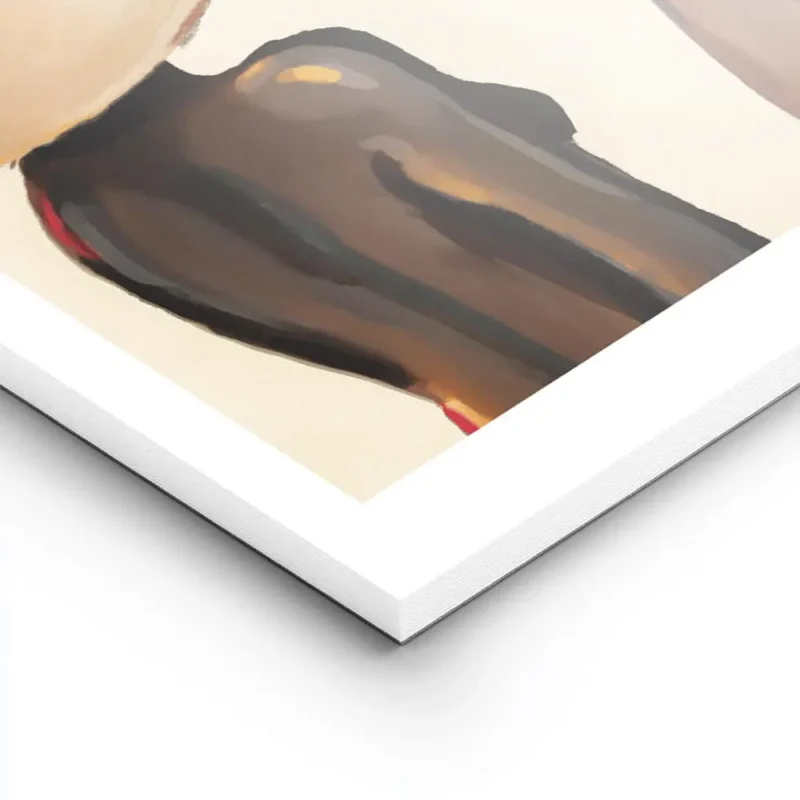 affiche de deux femmes aux chapeaux abstraits sur fond beige lightpanel.webp