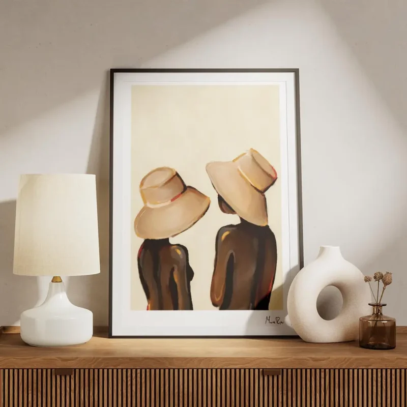 affiche de deux femmes aux chapeaux abstraits sur fond beige meuble.webp