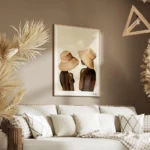 affiche de deux femmes aux chapeaux abstraits sur fond beige salon.webp