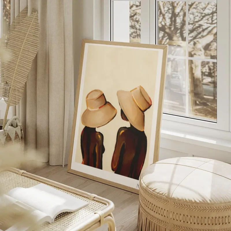affiche de deux femmes aux chapeaux abstraits sur fond beige salon beige.webp