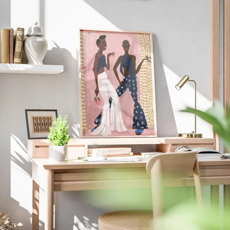 affiche de deux femmes dansant lune en blanc et lautre en bleu fonce sur fond ro bureau.webp