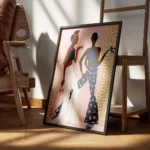 affiche de deux femmes dansant lune en blanc et lautre en bleu fonce sur fond ro encadre.webp