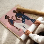 affiche de deux femmes dansant lune en blanc et lautre en bleu fonce sur fond ro enroule.webp